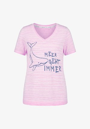 Lichtroze V-hals T-shirt met dunne strepen, met een blauw walvis schets en de Duitse tekst "Meer Geht Immer" op de voorkant.
