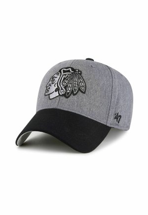 Graue und schwarze Baseballkappe mit einem gestickten Logo eines amerikanischen Ureinwohnerkopfes auf der Vorderseite und der Zahl ‚47‘ auf der Seite.