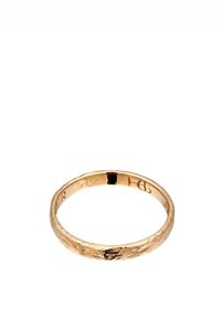 Guldring med en hamrad yta och släta kanter. Graverade detaljer synliga på den inre ringen, vilket indikerar äkthet och metallens renhet.