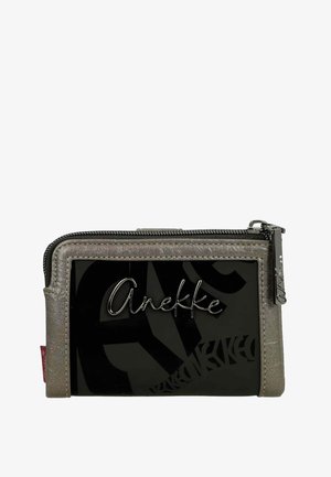 Pequeña cartera negra y gris con cremallera, con el logo plateado "Anekke" en el frente y una lengüeta metálica en la cremallera.