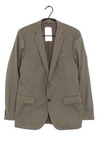 Khaki marynarka wykonana z lekkiego materiału; posiada klapę o ząbkowanych brzegach, dwie przednie kieszenie oraz zapięcie na dwa guziki; wnętrze ma teksturowaną podszewkę.
