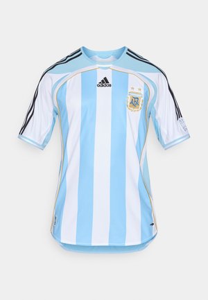 Narodowa koszulka piłkarska Argentyny z pionowymi, błękitno-białymi paskami, logo Adidas na środku oraz herbem AFA na piersi.