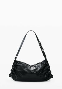 Mustast läikivast nahast õlakott reguleeritava rihmaga, külgedel hõbedased silmused ja pealt tõmblukuga sulgemine.