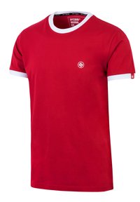 Rotes Baumwoll-T-Shirt mit einem weißen Rundhalsausschnitt und Ärmelabschlüssen, das ein kleines Logo auf der Brust trägt. Kurze Ärmel und eine klassische Passform.