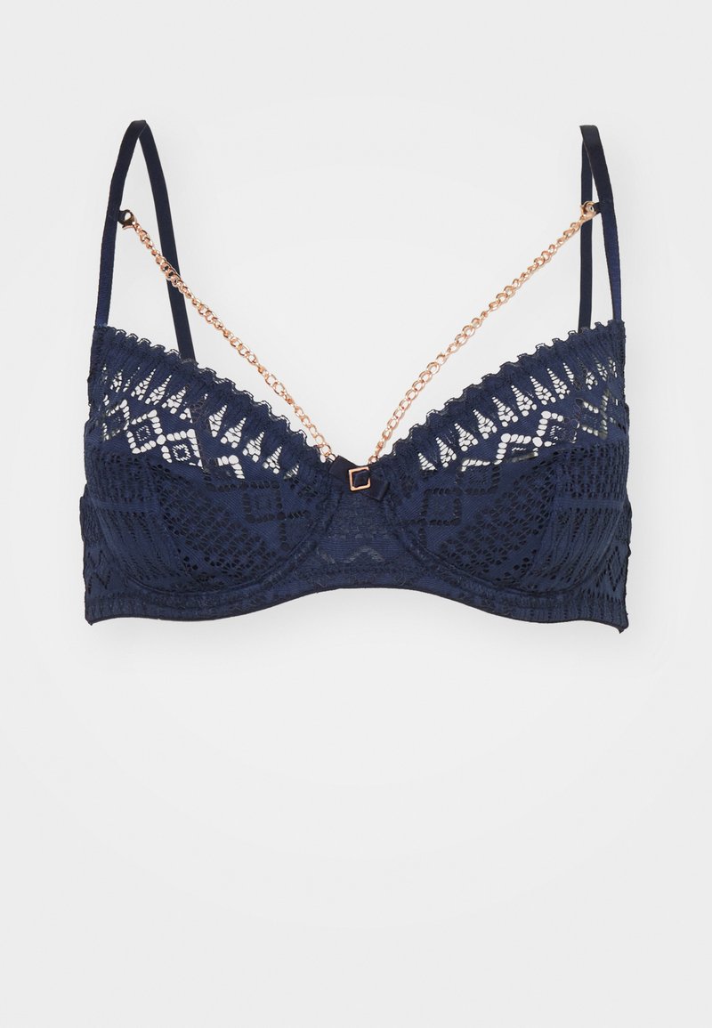 Marineblauwe kant bralette met een geometrisch patroon, verstelbare schouderbandjes en roségouden kettingaccenten aan de voorkant. Zachte textuur, ongevoerde ontwerp.