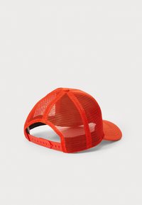 Casquette de baseball en mesh rouge avec une visière solide, une sangle arrière ajustable et un haut arrondi. Elle présente un design structuré et un tissu respirant.