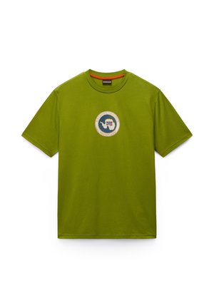 T-shirt vert à manches courtes avec col rond, arborant un logo circulaire représentant une carte et un drapeau au centre de la poitrine.