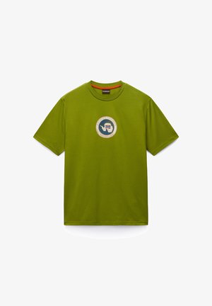 T-shirt vert à manches courtes avec col rond, arborant un logo circulaire représentant une carte et un drapeau au centre de la poitrine.