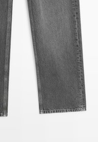 Pantaloni in denim grigio con design a gamba dritta. Il tessuto ha un peso medio, con una trama sottile e cuciture a doppio punto.