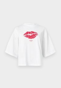 Weißes T-Shirt mit kurzen Ärmeln, das einen großen roten Lippenabdruck und den Text "JOOP! JEANS" darunter zeigt. Hergestellt aus weicher Baumwolle für hohen Tragekomfort.