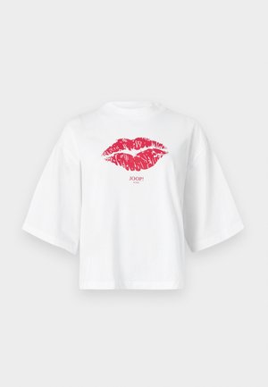 Weißes T-Shirt mit kurzen Ärmeln, das einen großen roten Lippenabdruck und den Text "JOOP! JEANS" darunter zeigt. Hergestellt aus weicher Baumwolle für hohen Tragekomfort.