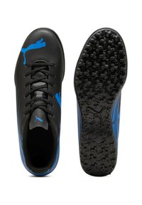 Scarpe sportive nere con accenti blu, caratterizzate da una tomaia sintetica, suola testurizzata con tacchetti antiscivolo e chiusura centrale con lacci.