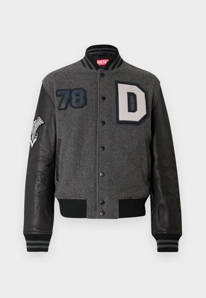 Šedá a černá varsity bunda s koženými rukávy, patentními knoflíky, nášivkami "78", velkým písmenem "D" a orlím emblémem na rukávu.