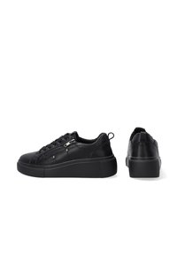 Schwarze Leder-Sneaker mit Plateau-Sohle, ausgestattet mit einem Schnürdesign, seitlichem Reißverschluss und strukturierten Akzenten. Glatte Oberfläche mit verstärkten Nähten.