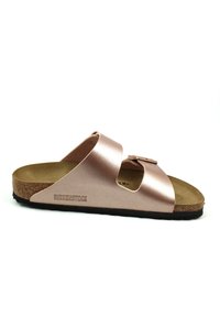 Sandales en or rose avec deux sangles réglables, semelle en liège et semelle noire texturée ; présente la marque "Birkenstock" sur le côté.