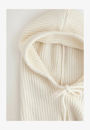 Gestricktes Kapuzenkleidungsstück in Off-White, mit einem gerippten Muster, Kordelzugverschluss und mehrschichtiger Kapuzengestaltung. Weicher, warmer Stoff.