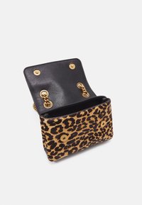 Leopardmønster taske med sort læderinteriør, gulddetaljer og tryklås, der har en rektangulær form og struktureret overflade.