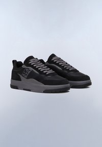 Sneaker neri con una combinazione di texture liscia e scamosciata, lacci grigi e suola in gomma con un logo discreto sul lato.