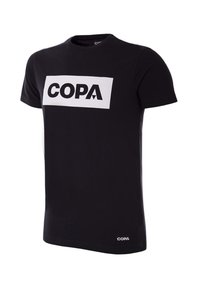 Zwarte t-shirt van zacht katoen, met een grote witte rechthoek waarop het woord "COPA" in vetgedrukte zwarte letters op de voorkant staat.