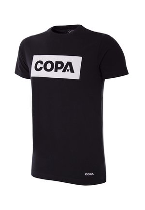 Zwarte t-shirt van zacht katoen, met een grote witte rechthoek waarop het woord "COPA" in vetgedrukte zwarte letters op de voorkant staat.