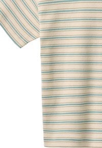 Top beige de punto de manga corta con finas rayas horizontales en azul y beige claro, mostrando la parte superior del torso y la sección de la manga.