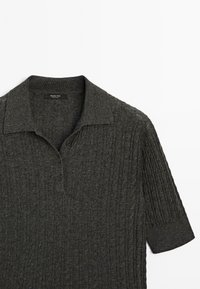 Dunkelgraues Poloshirt mit kurzen Ärmeln und geripptem Material, Drei-Knopf-Leiste und klassischem Kragen. Hergestellt aus weichem, gestricktem Stoff.
