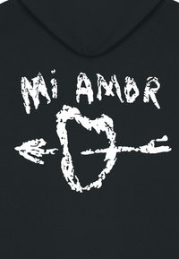 Felpa nera con cappuccio caratterizzata da testo bianco in stile distressed "Mi Amor" sopra una forma di cuore con una freccia che la attraversa. Materiale in cotone con un design casual.