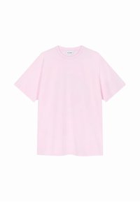 Světle růžové tričko s krátkým rukávem vyrobené z bavlny; má kulatý výstřih a uvolněný střih. Minimalistický design bez vzorů nebo grafik.