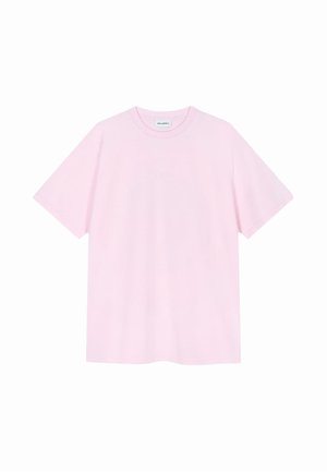 Světle růžové tričko s krátkým rukávem vyrobené z bavlny; má kulatý výstřih a uvolněný střih. Minimalistický design bez vzorů nebo grafik.