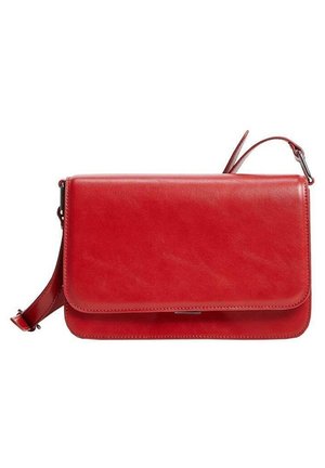 Sac bandoulière en cuir rouge avec sangle ajustable et fermeture à rabat, présenté sur fond blanc.