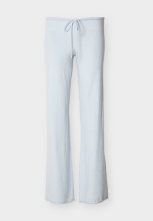 Gaiši zili bikses ar aukliņu jostu, taisnas piegriezuma un mīkstas auduma tekstūras, attēlotas uz vienkārša fona.