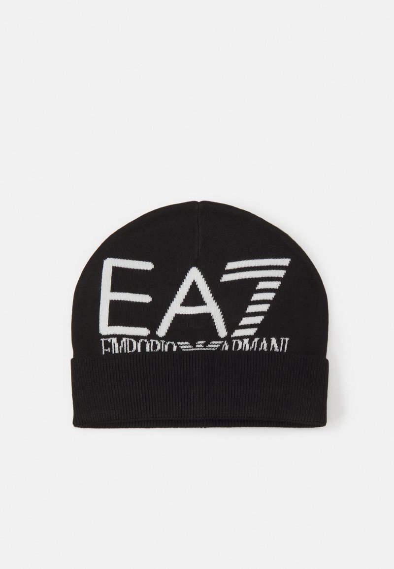 Fekete kötött sapka feltekert széllel, kontrasztos fehér EA7 logóval és szöveggel, modern, vastag betűtípussal. Puha, rugalmas anyag.