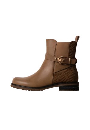 Bottine en cuir marron avec boucle latérale et panneau arrière texturé, talon bas empilé et languette de tirage en haut à l’arrière.
