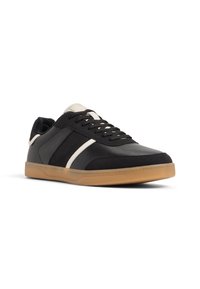 Scarpe sportive nere con accenti bianchi, dotate di un corpo in pelle liscia, pannelli testurizzati, punta rotonda, suola in gomma naturale e chiusura con lacci.