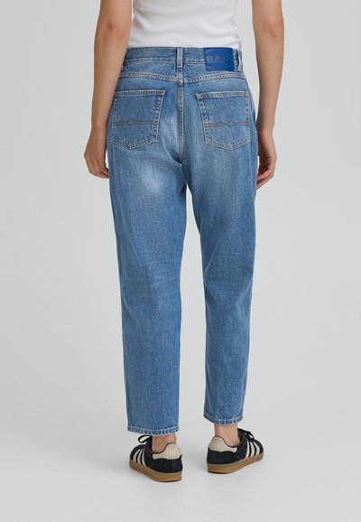 Ljusblå högmidjade jeans, avslappnad passform, avsmalnande ben, fyra fickor, bakficka med varumärkeslogotyp, denimtextur med lätt blekning.