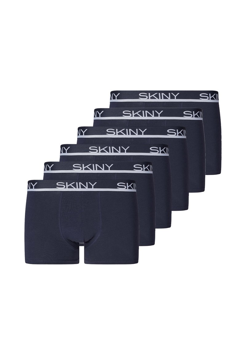 Sei paia di boxer da uomo blu navy con fasce grigie in vita, ciascuna fascia con il logo "SKINY" in lettere bianche.