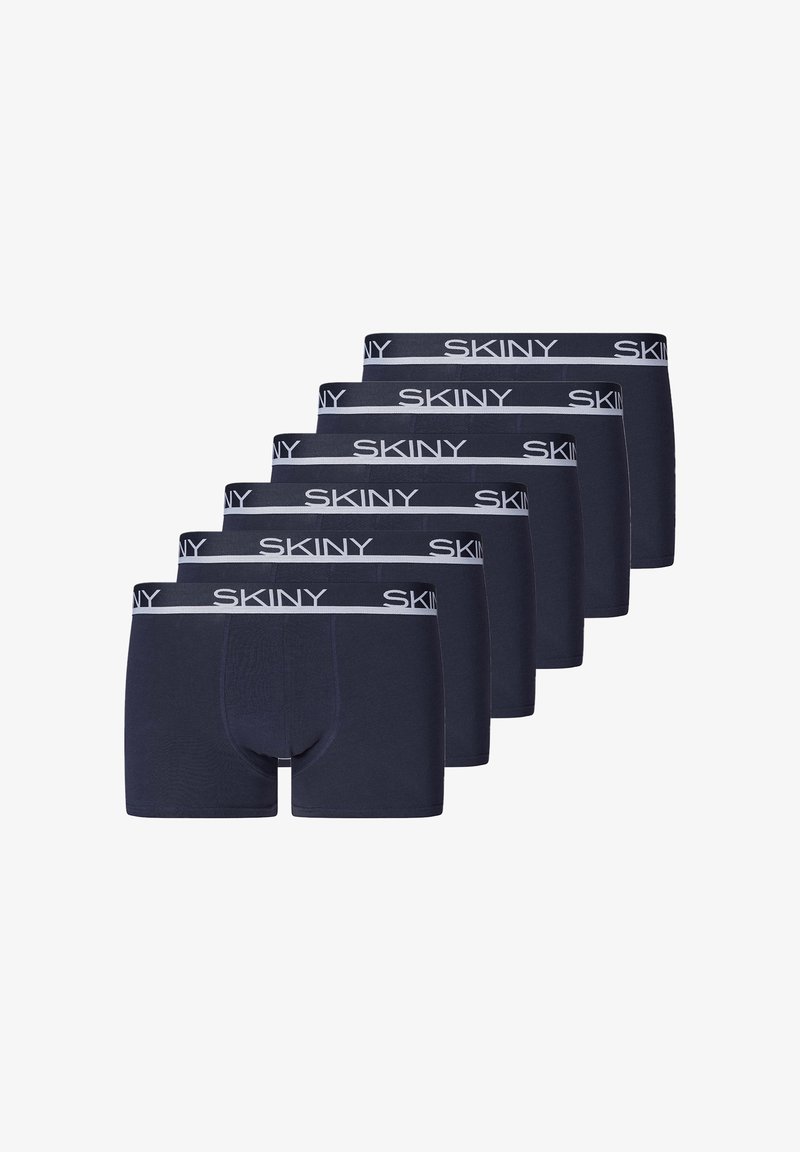 Sei paia di boxer da uomo blu navy con fasce grigie in vita, ciascuna fascia con il logo "SKINY" in lettere bianche.