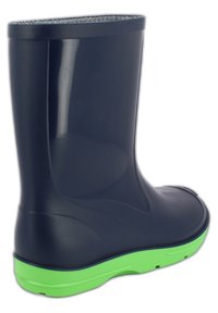 Botte de pluie en caoutchouc bleu marine avec une semelle verte, texture lisse, haut arrondi et une légère courbe dans le design pour le confort et le soutien.
