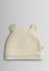 Teplá béžová pletená čiapka s rebrovanou textúrou, na vrchu s dvoma zaoblenými medvedími ušami. Na boku je malá značka značky.