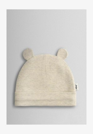 Bonnet en tricot beige chaud avec une texture côtelée, comportant deux oreilles d'ours arrondies sur le dessus. Comprend une petite étiquette de marque sur le côté.