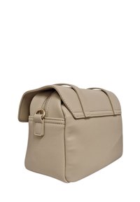 Borsa beige in materiale morbido, con chiusura a zip, forma strutturata e due manici superiori. Design minimalista con dettagli di cucitura.