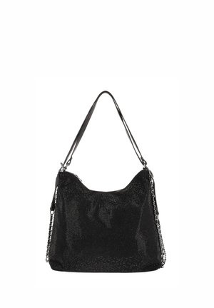 Fekete táska texturált felülettel, ívelt formával, fényes fogantyúval és egyik oldalán lánc díszítéssel.