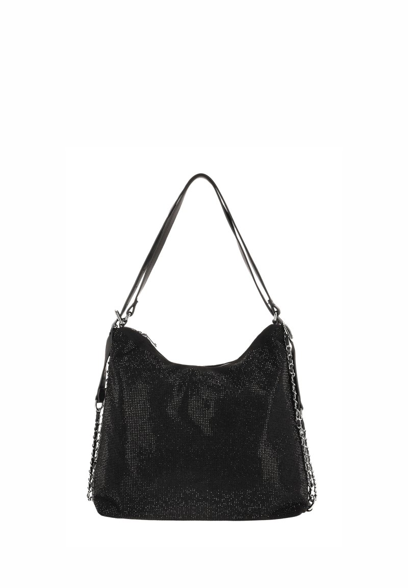 Bolso negro con superficie texturizada, de forma curva, asa brillante y un detalle de cadena en un lateral.