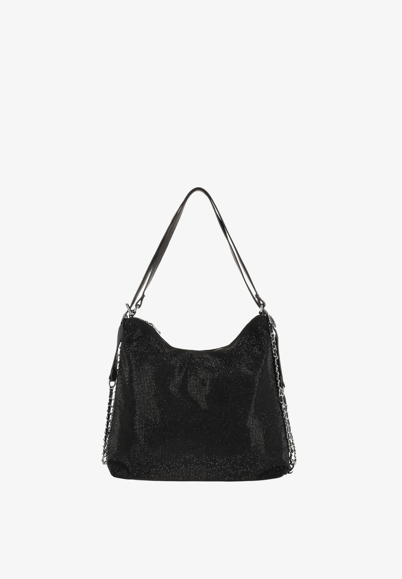 Bolso negro con superficie texturizada, de forma curva, asa brillante y un detalle de cadena en un lateral.