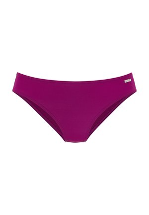 Lila Bikini-Unterteil mit glatter Textur, niedriger Bundhöhe und minimalistischer Naht. Besitzt ein silbernes Logo-Detail am Hüftbund.