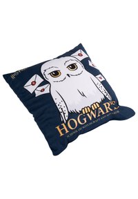 Cuscino quadrato con un design di un gufo bianco con occhi gialli, sfondo navy e testo "Hogwarts" arancione, arricchito da grafiche di buste.