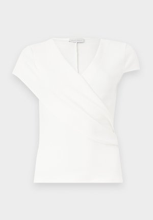 Haut blanc à manches courtes pour femmes avec col en V et design portefeuille, présentant de subtils plis à l'avant.