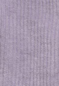 Gros plan d'un tissu lavande doux et texturé avec des motifs subtils en relief vertical et horizontal.