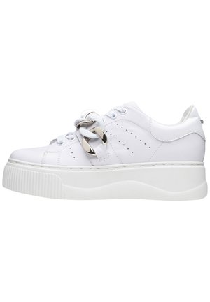 Sneaker bianchi in pelle con una spessa suola bianca, dotati di lati perforati e un evidente dettaglio in catena argentata sui lacci.