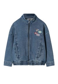 Veste bleu jean avec fermeture éclair à l'avant, taille élastique, deux poches latérales et quatre écussons colorés sur la partie gauche de la poitrine.